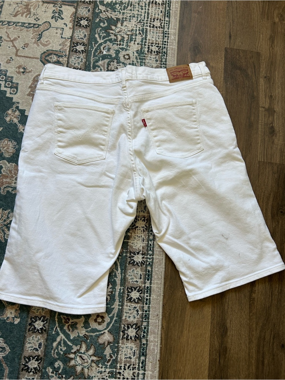 Levi’s White Bermuda Shorts - Picture 4 of 4